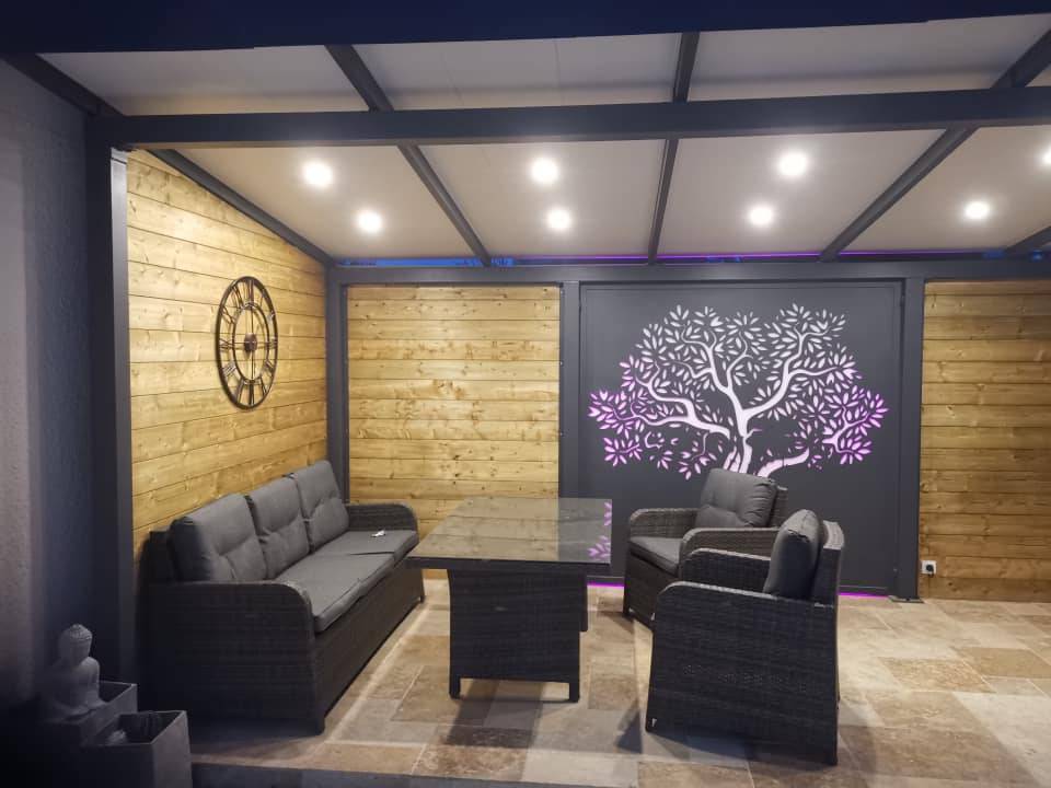 Création d’un salon d’extérieur ambiance chaleureuse en mariant le fer et le bois