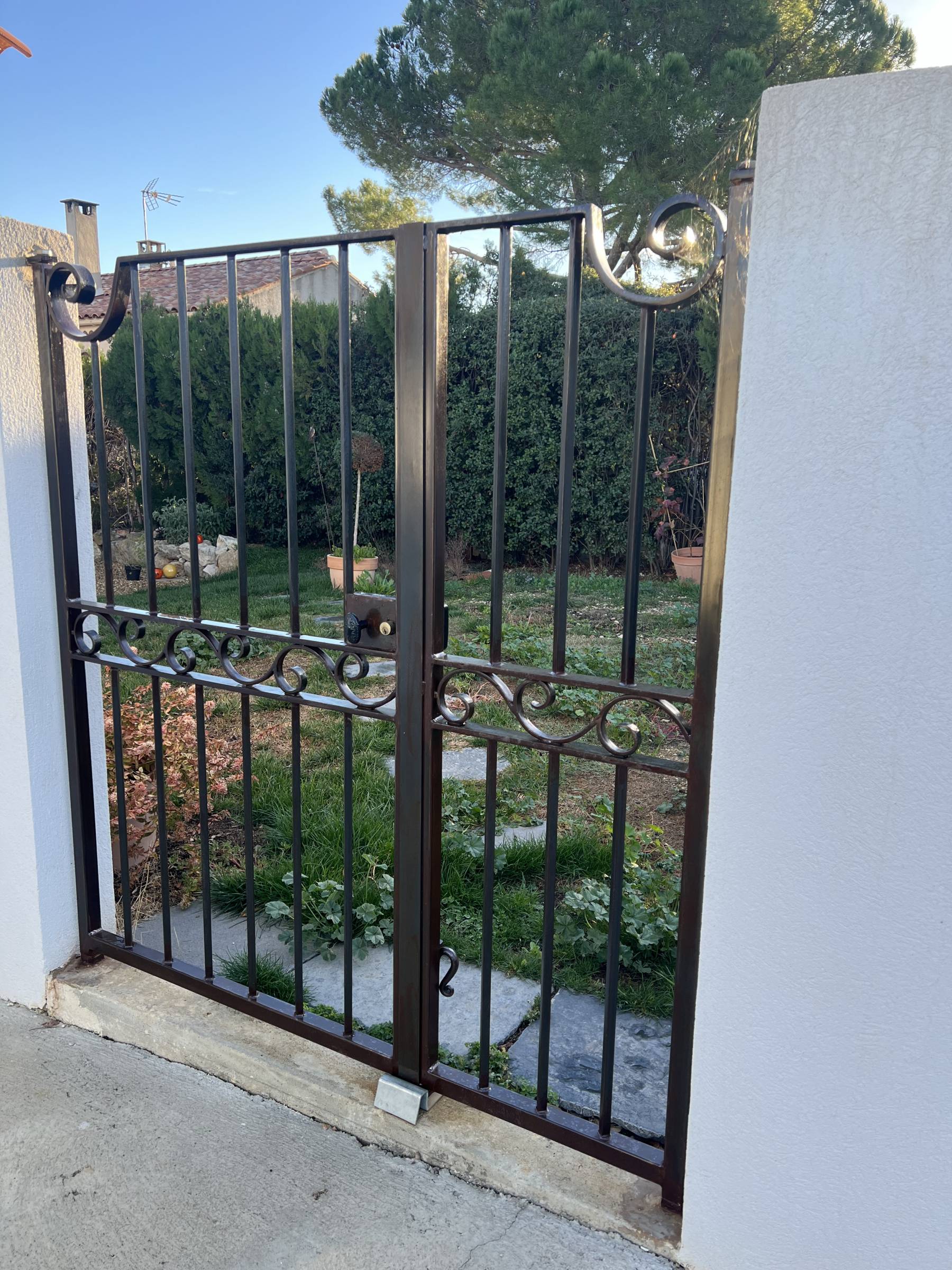 Fabrication et pose d'un portillon sur mesure en fer forgé avec volutes à Velaux près d'Aix en Provence