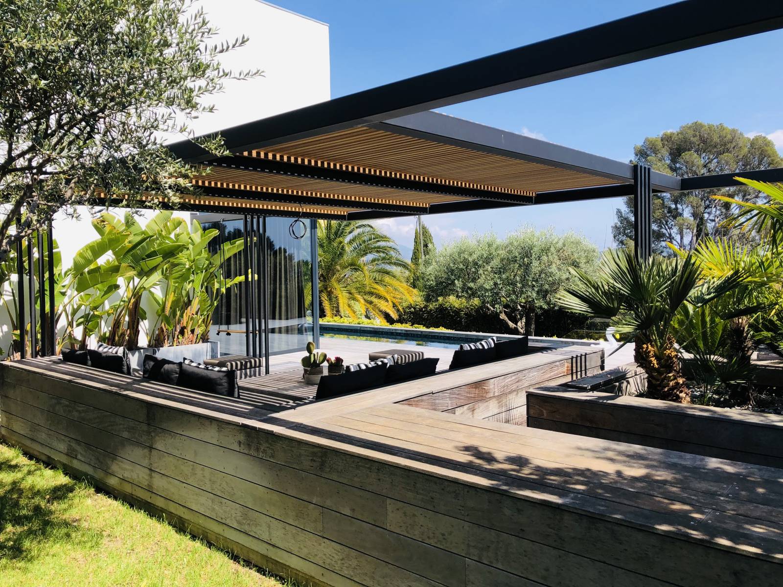 Création d'une pergola en acier et en bois exotique à Sanary sur Mer dans le Var