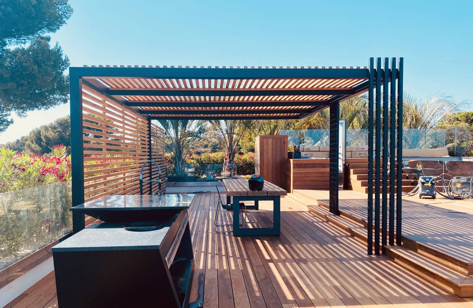 Réalisation d'une grande pergola moderne acier et bois à Carry le Rouet sur la Côte Bleue