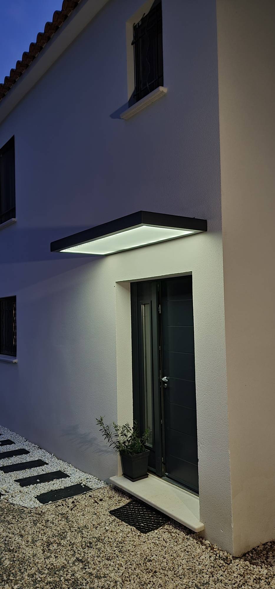 Fabrication sur mesure d'une marquise moderne sur mesure en fer avec leds à Eguilles près d'Aix en Provence