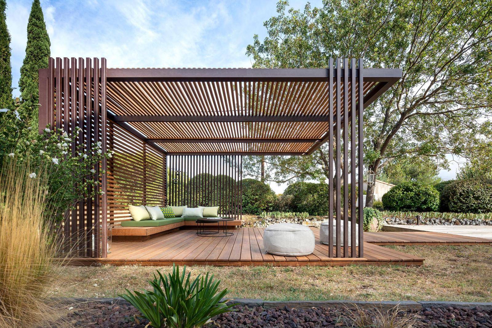 installation d'une pergola sur mesure bois et acier aix en provence