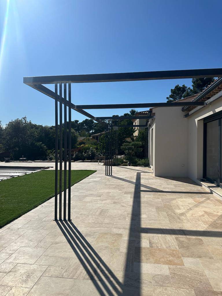 installation pergola sur mesure acier nans les pins