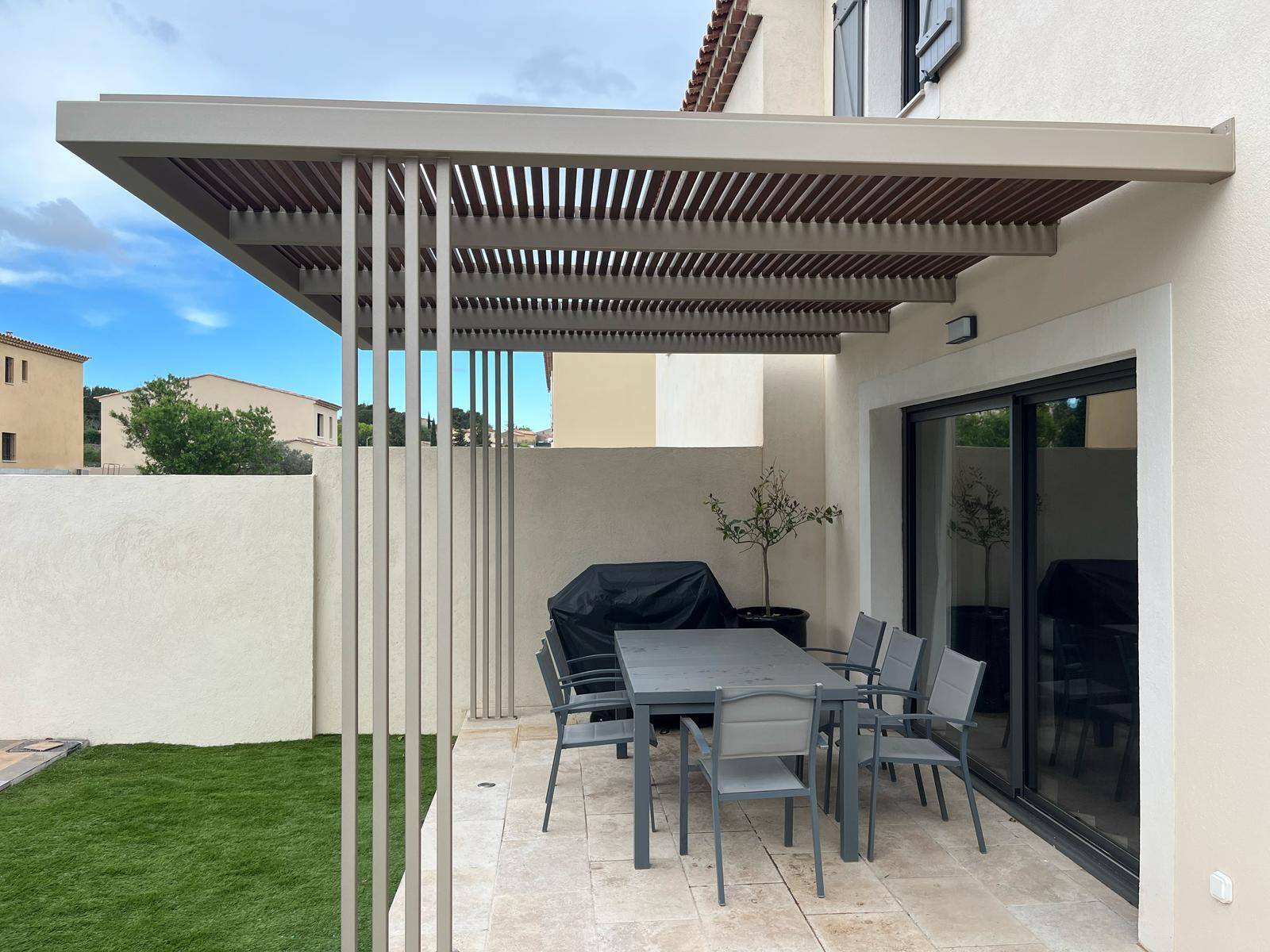 pergola bois et acier peint sur mesure à Peypin dans les Bouches du Rhone