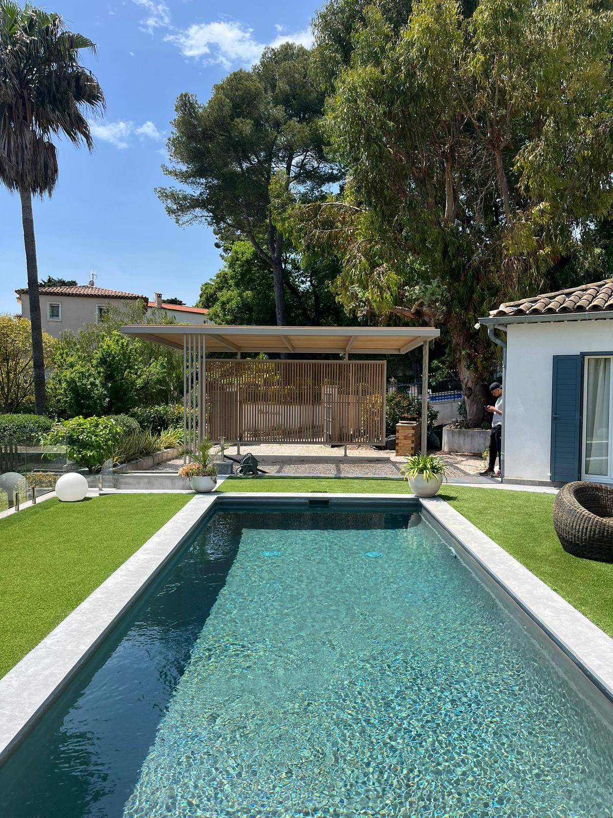 Vue de face sur la pergola acier-bois : intégration parfaite dans un jardin contemporain à Antibes