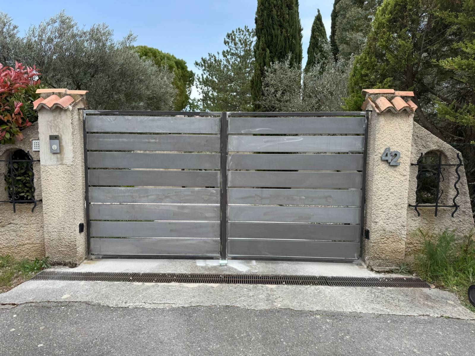 Portail métallique contemporain fabriqué sur-mesure à Puyrivard dans les Bouches du Rhone