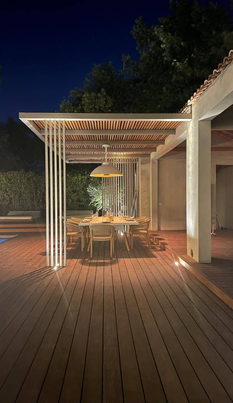 Structure design en métal sur-mesure pour terrasse bois – Réalisation de pergola sur mesure par L'Atelier du Ferronnier
