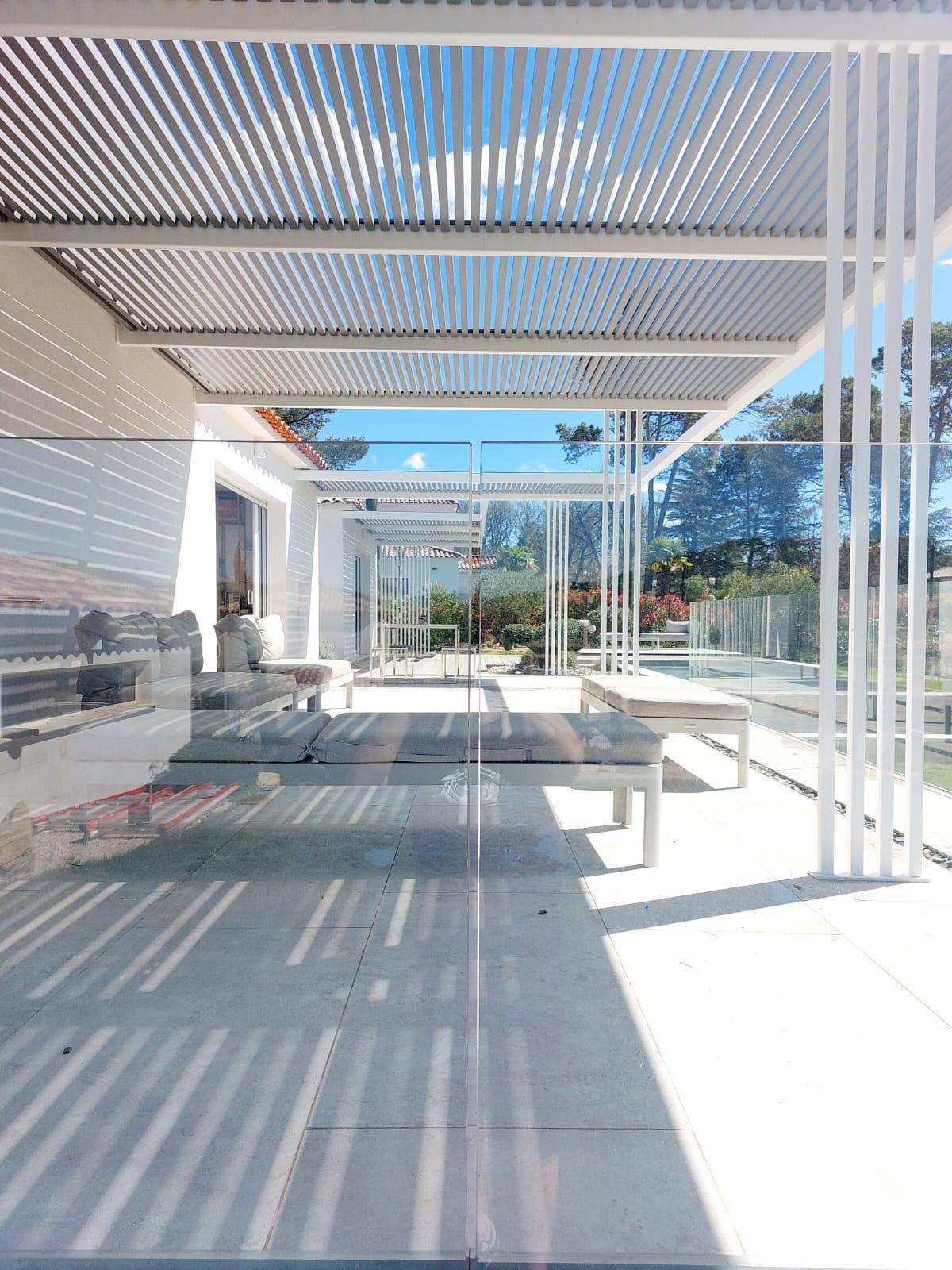 pergola blanche design moderne Eguilles dans les Bouches du Rhone