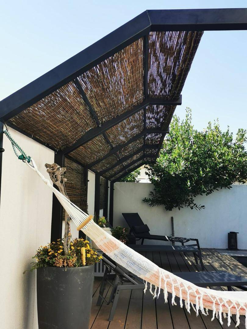 pergola en acier sur mesure avec canisse à ventabren