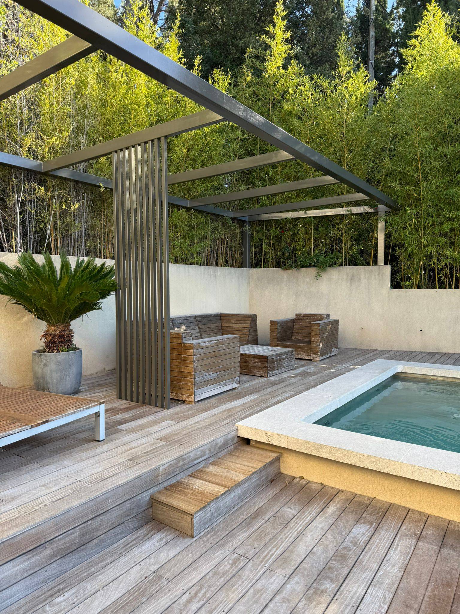 Pergola en acier sur mesure à Éguilles – L’Atelier du Ferronnier, création élégante et contemporaine intégrée à une terrasse en bois.