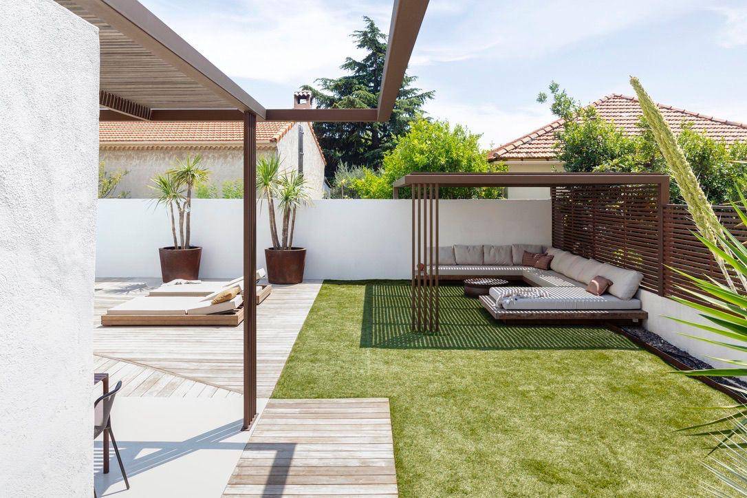 Pergola sur mesure en acier et espace détente en bois à Saint-Rémy-de-Provence