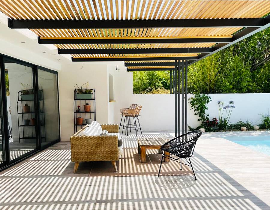Fabrication et pose d'une pergola contemporaine fer et bois attenante à la maison à Martigues 13500