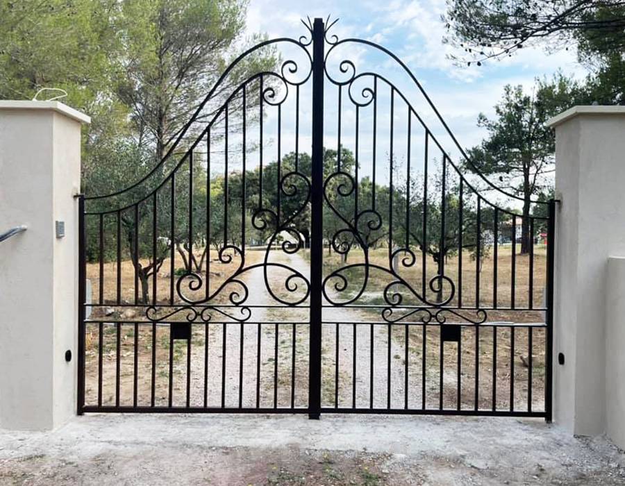 Portail double vantaux avec volutes en fer forgé posé à Saint-Chamas près d'Aix en Provence