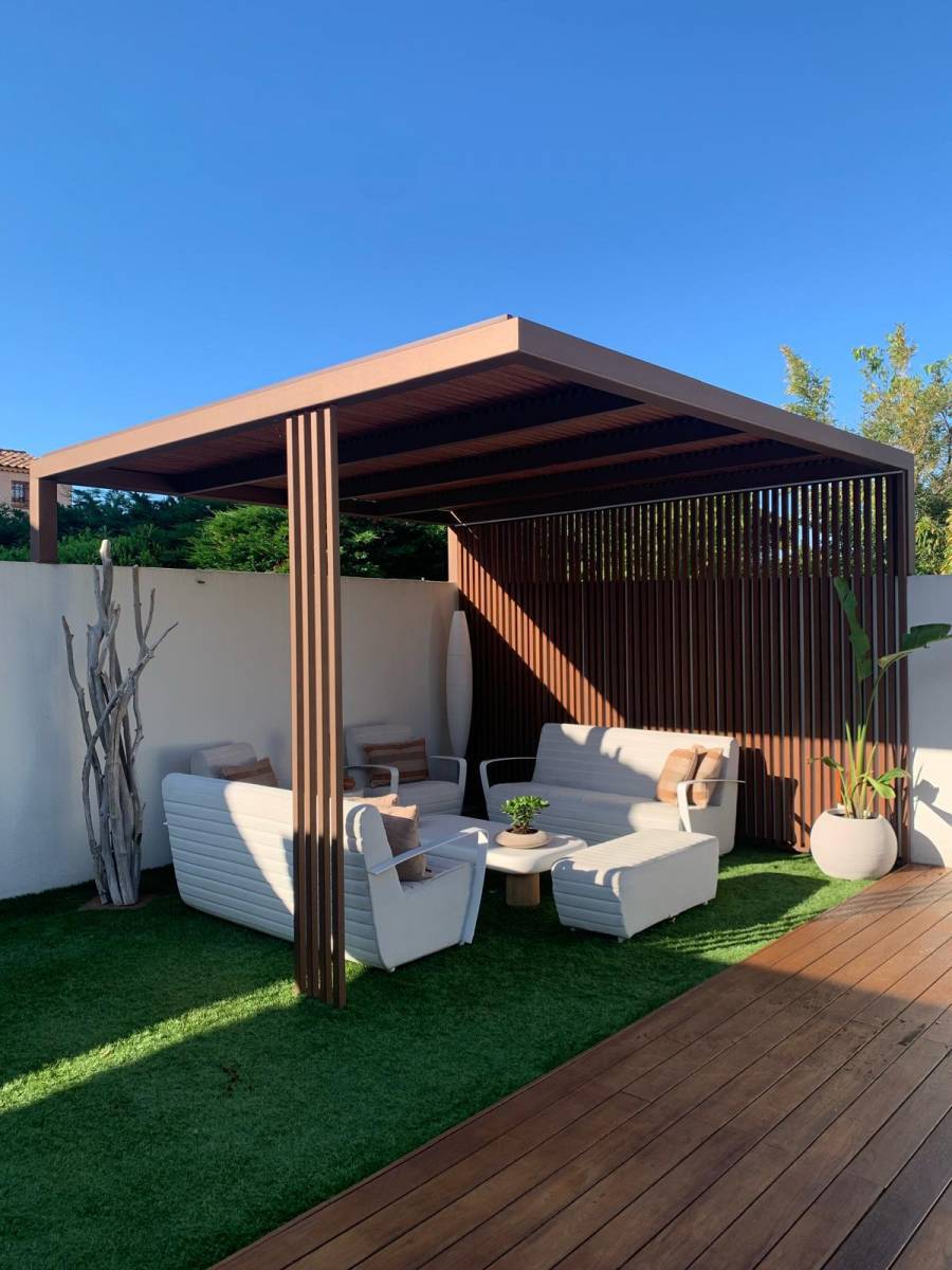 pergola sur mesure design pour abriter un salon de jardin aux Pennes Mirabeau