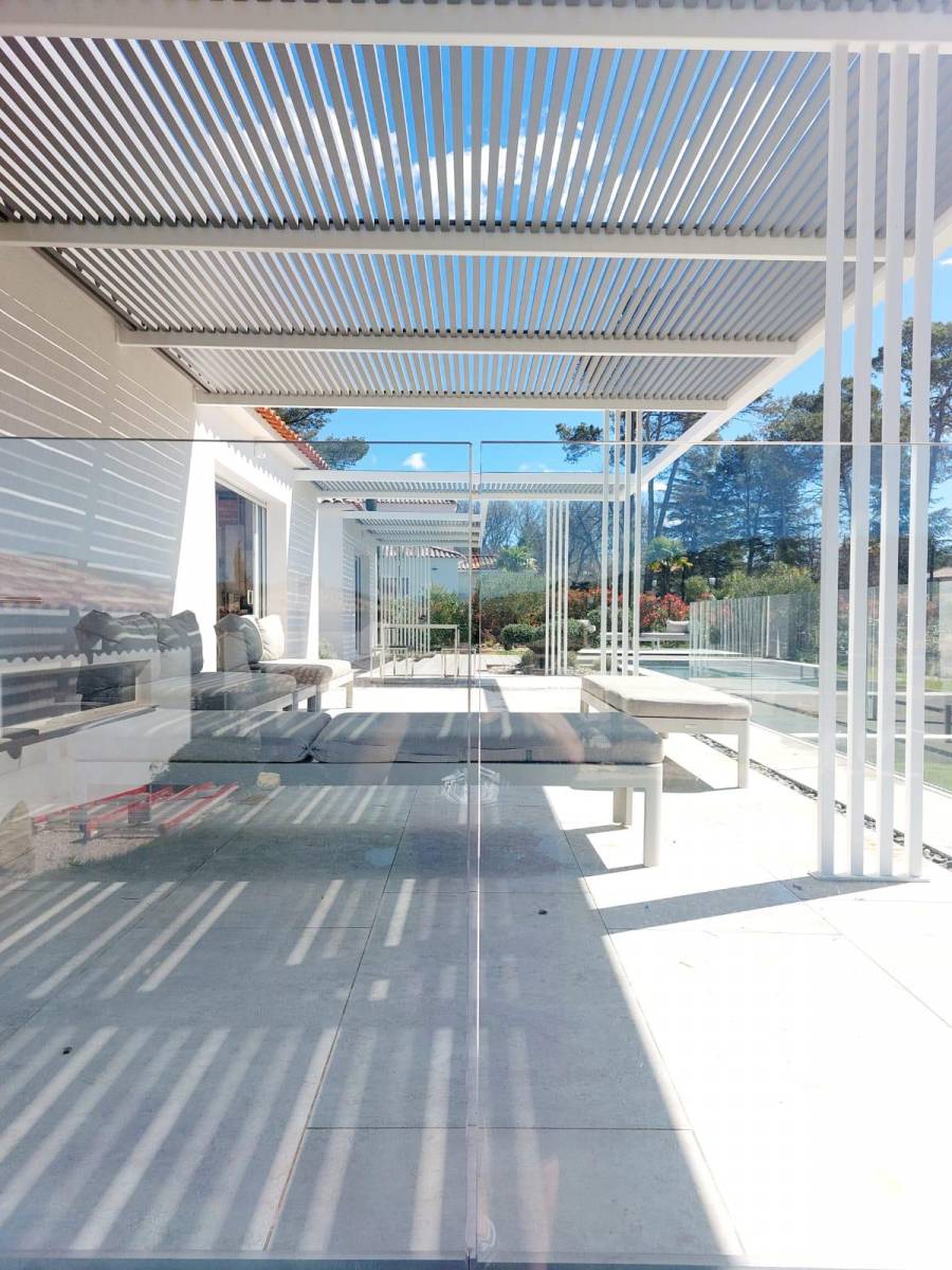 pergola blanche design moderne Eguilles dans les Bouches du Rhone