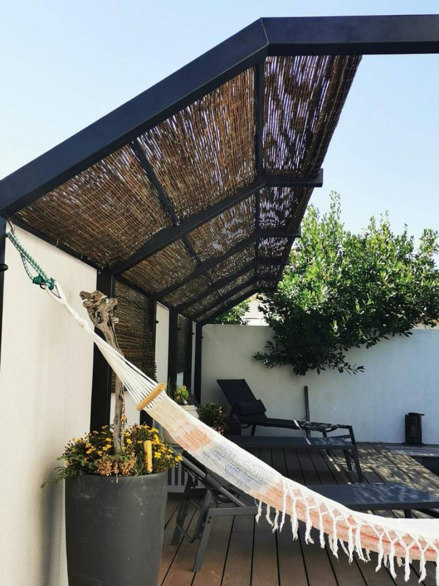 pergola en acier sur mesure avec canisse à ventabren