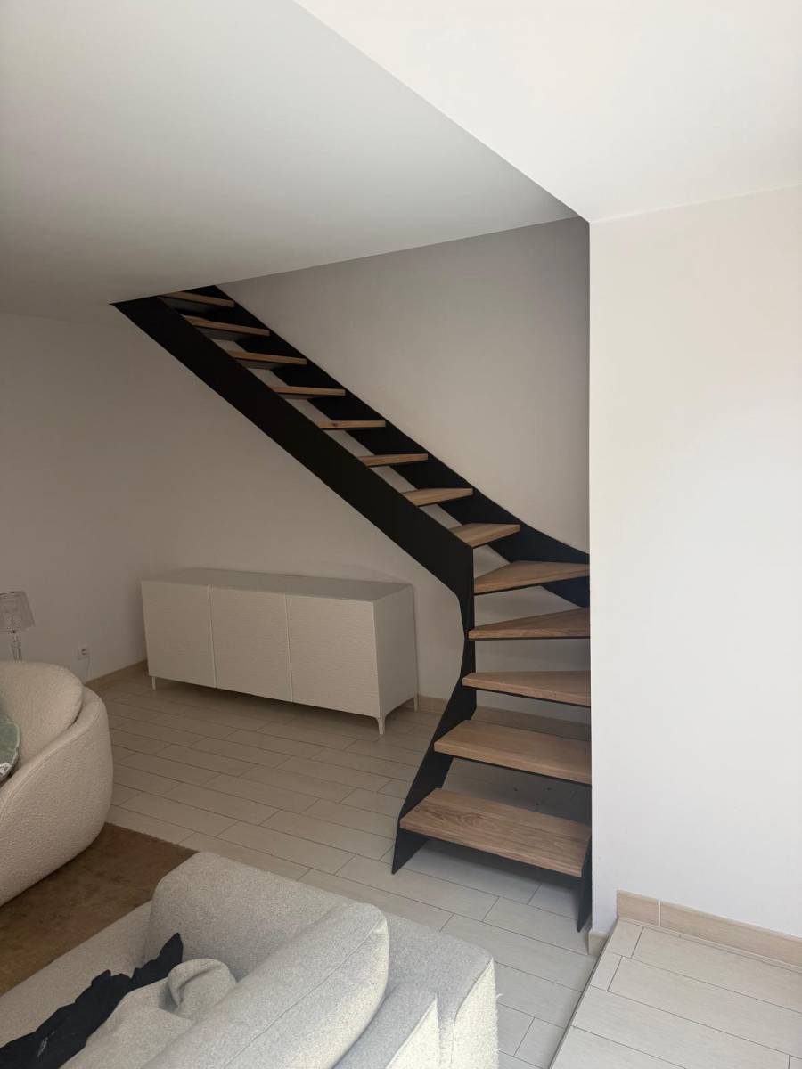 Escalier métal/bois sur-mesure à Rognac (13340) limon acier monobloc, marches en bois massif