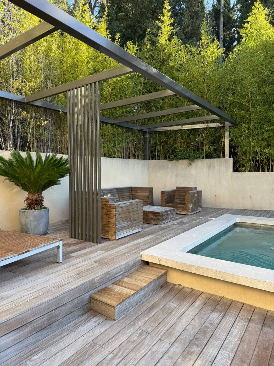 Pergola en acier sur mesure à Éguilles – L’Atelier du Ferronnier, création élégante et contemporaine intégrée à une terrasse en bois.