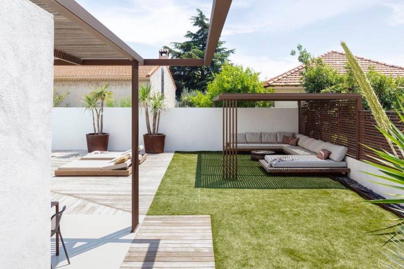 Pergola sur mesure en acier et espace détente en bois à Saint-Rémy-de-Provence