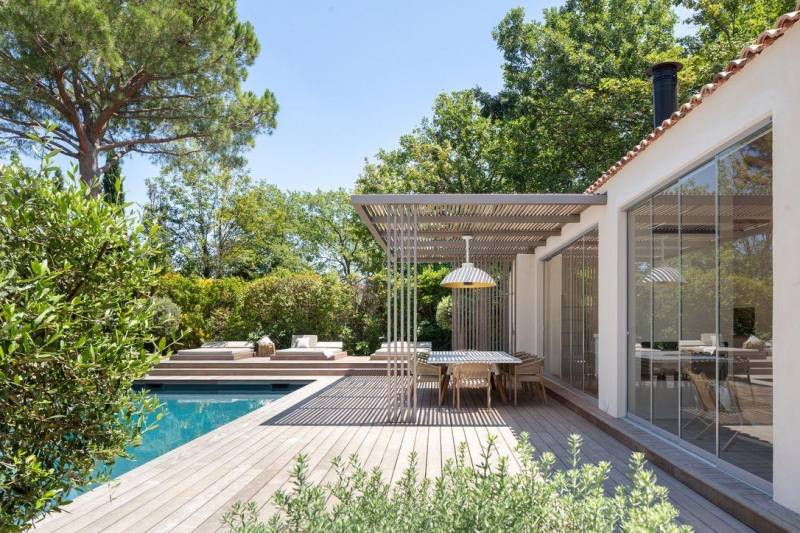 Pergola sur mesure en bois et acier à Carry-le-Rouet : design contemporain & fabrication française