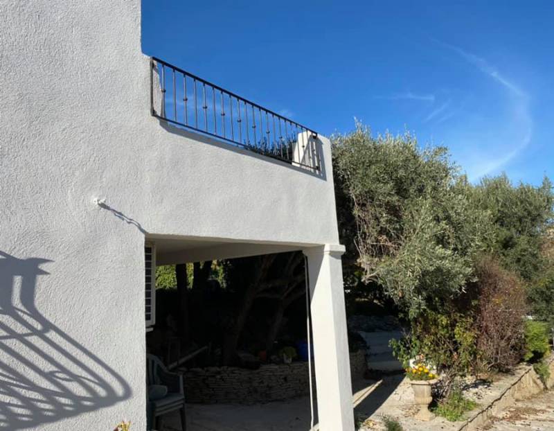 Garde-corps extérieur en fer forgé sur le pourtour d'une maison à Martigues dans les Bouches du Rhône