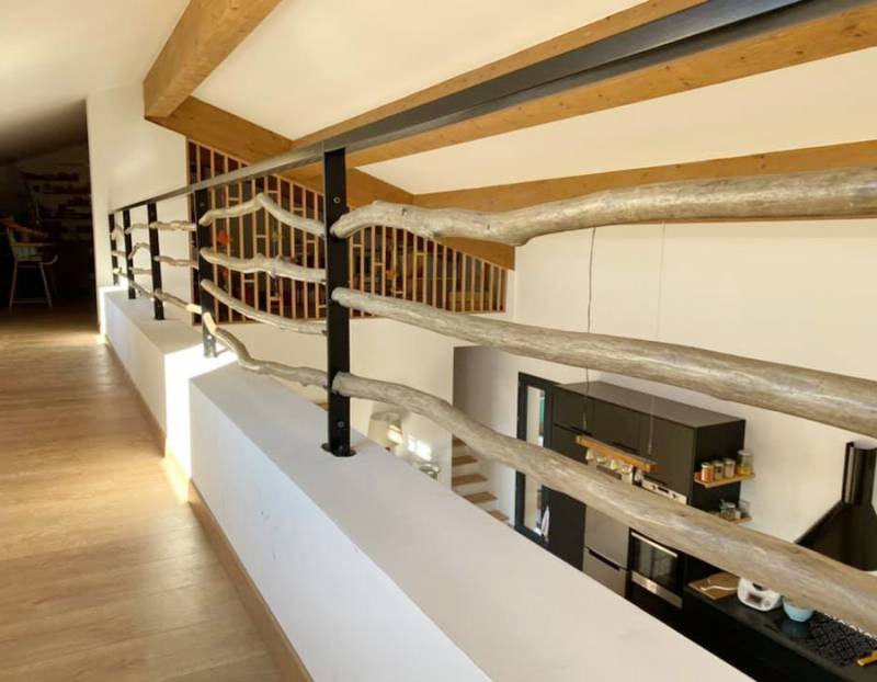 Garde-corps intérieur en fer forgé et bois flotté dans une villa à Carry Le Rouet Bouches du Rhône